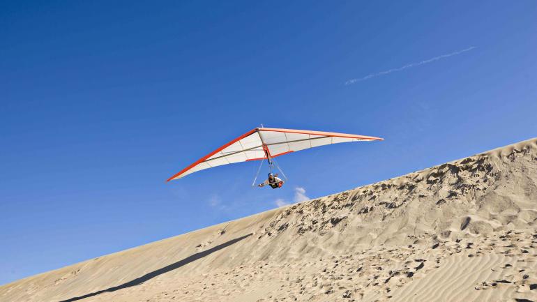 前往北卡羅萊納州的納格斯海德,從騎師嶺州立公園的 30 公尺沙丘體驗滑翔翼 前往北卡羅萊納州的納格斯海德,從騎師嶺州立公園的 30 公尺沙丘體驗滑翔翼