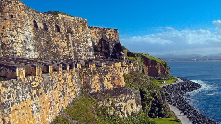 聖胡安國家歷史景點的歷史保壘襯托了美麗海景。