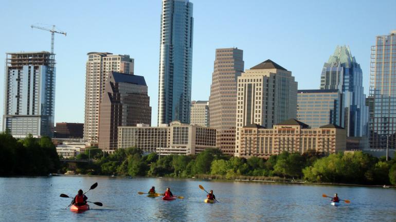 在德克薩斯州的奧斯汀，不必長途跋涉就能體驗美好的戶外活動。豐富多元的自然景點，包括柏德女士湖，就在市中心等你探索。