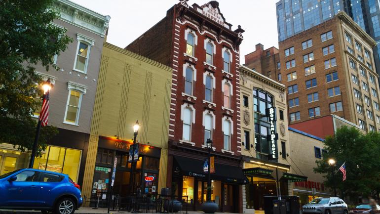 傍晚的羅利費耶特維爾街 (Fayetteville Street) 傍晚的羅利費耶特維爾街 (Fayetteville Street)