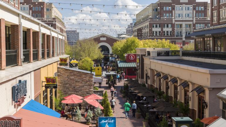 林立在亞特蘭大市中心街道上的餐廳