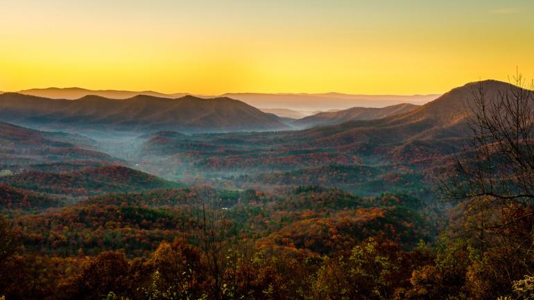 夕陽落入維吉尼亞州威斯維爾的山谷