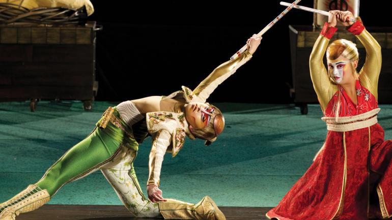 KÀ 的故事隨著帝國雙生兄弟充滿愛、衝突與冒險的壯闊旅程展開。 KÀ 的故事隨著帝國雙生兄弟充滿愛、衝突與冒險的壯闊旅程展開。