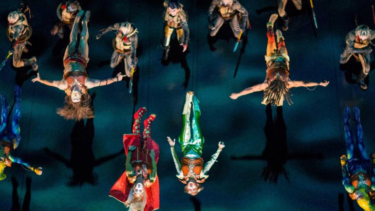 KÀ 秀的高潮是以水平角度演繹的非凡戰鬥場景,讓觀眾能俯瞰一切動態。 KÀ 秀的高潮是以水平角度演繹的非凡戰鬥場景,讓觀眾能俯瞰一切動態。