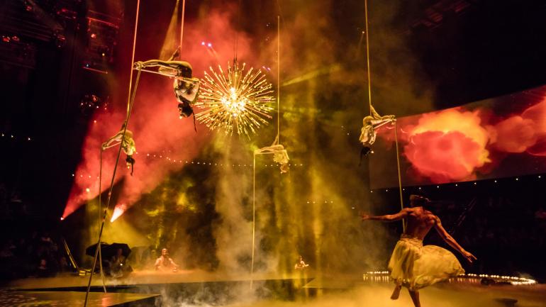 靈感來自黑天神之舞,由四位女性表演者在冥想之光庭園裡演出的空中雜技與瑜伽,帶出由披頭四和他們的新意識狀態引領的精神之旅。 靈感來自黑天神之舞,由四位女性表演者在冥想之光庭園裡演出的空中雜技與瑜伽,帶出由披頭四和他們的新意識狀態引領的精神之旅。