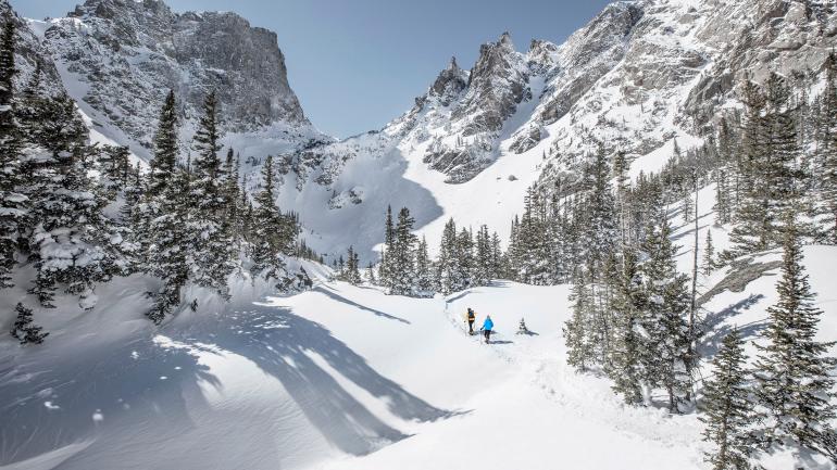 在洛磯山脈國家公園的山徑縱走，一覽這片冬季仙境