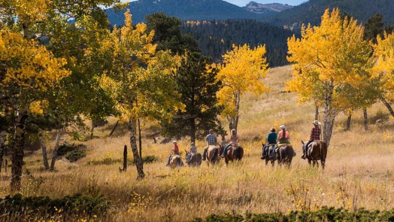 在洛磯山脈國家公園騎馬