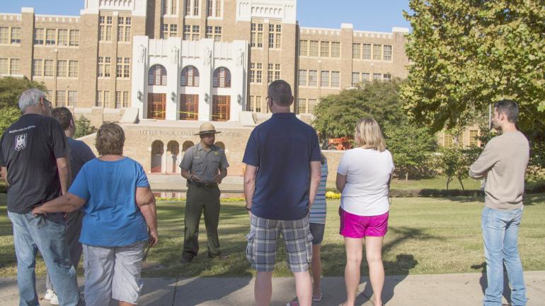 小岩城中央中學國家歷史景點的公園管理員導覽