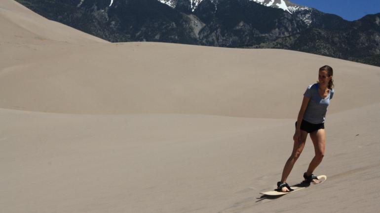 在大沙丘國家公園享受滑沙板的樂趣