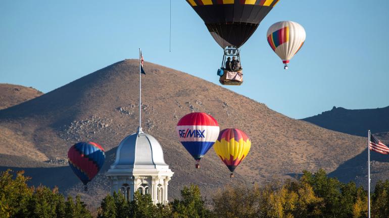 熱氣球飛過雷諾上空