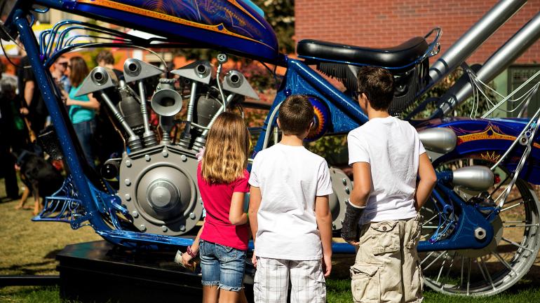 欣賞藝術獎雕塑展示的兒童,藝術獎是全球最大的藝術節之一 欣賞藝術獎雕塑展示的兒童,藝術獎是全球最大的藝術節之一