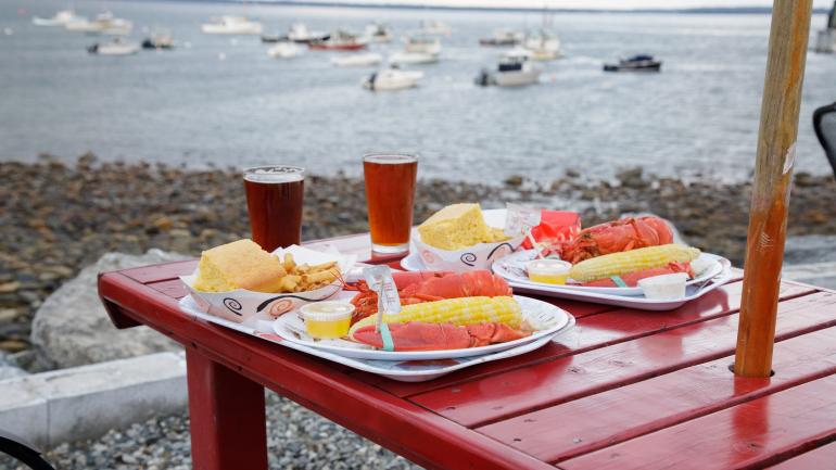 緬因州波特蘭的龍蝦小棚屋兩人份的龍蝦晚餐