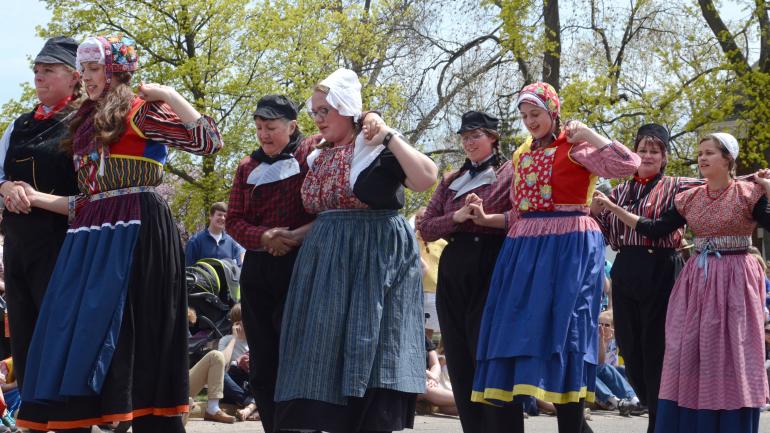 荷蘭舞者在鬱金香節期間表演母女舞蹈 荷蘭舞者在鬱金香節期間表演母女舞蹈