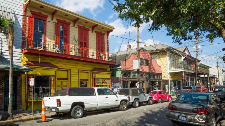 馬里尼近郊社區的法國人街上林立色彩繽紛的法式和西班牙式建築，設有大量咖啡館和特色商店