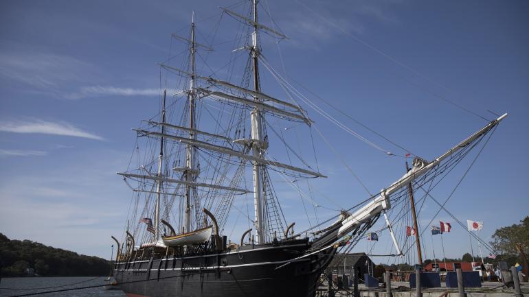 停靠在神秘海港的查爾斯·摩根號