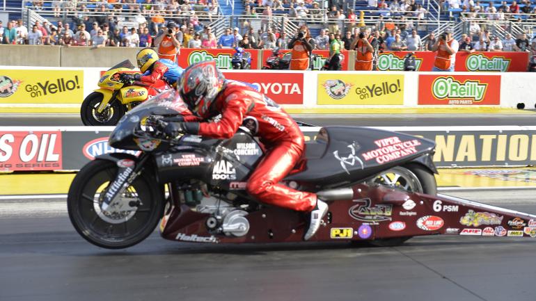 摩托賽車在 66 號公路賽道上急速奔馳 摩托賽車在 66 號公路賽道上急速奔馳