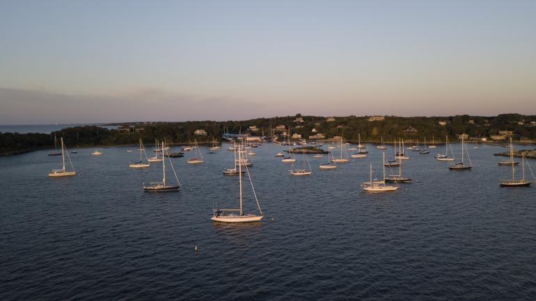 停泊在紐波特港周邊的帆船