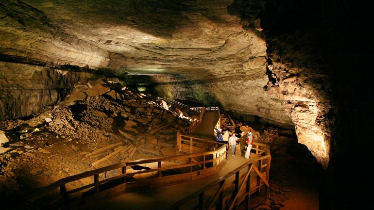 探索猛獁洞國家公園的地下洞穴