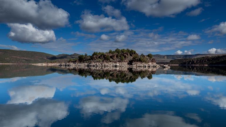 雲朵倒映在火焰谷的湖面