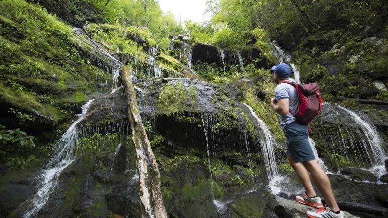 在北卡羅萊納州阿什維爾的卡托巴瀑布健行