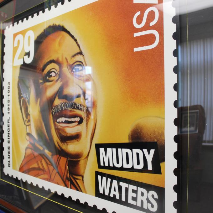 向穆迪·瓦特斯致敬的郵票