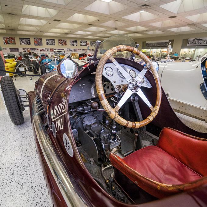 印第安納波利斯賽車場的復古車。 印第安納波利斯賽車場的復古車。