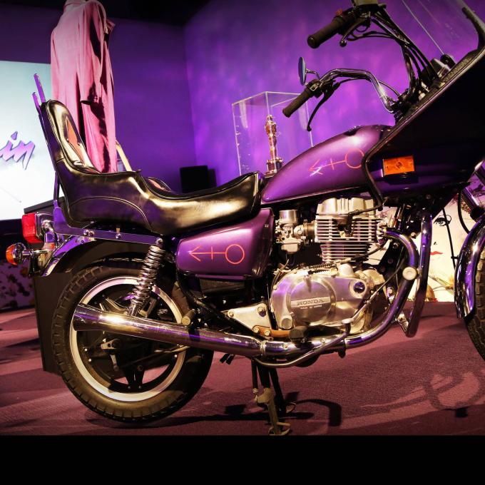 王子的紫色摩托車