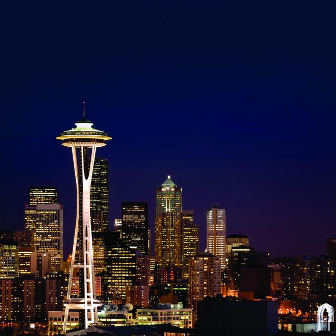 為了西雅圖世界博覽會在 1962 年建起的太空針塔,是當時密西西比河以西的最高建築。 為了西雅圖世界博覽會在 1962 年建起的太空針塔,是當時密西西比河以西的最高建築。