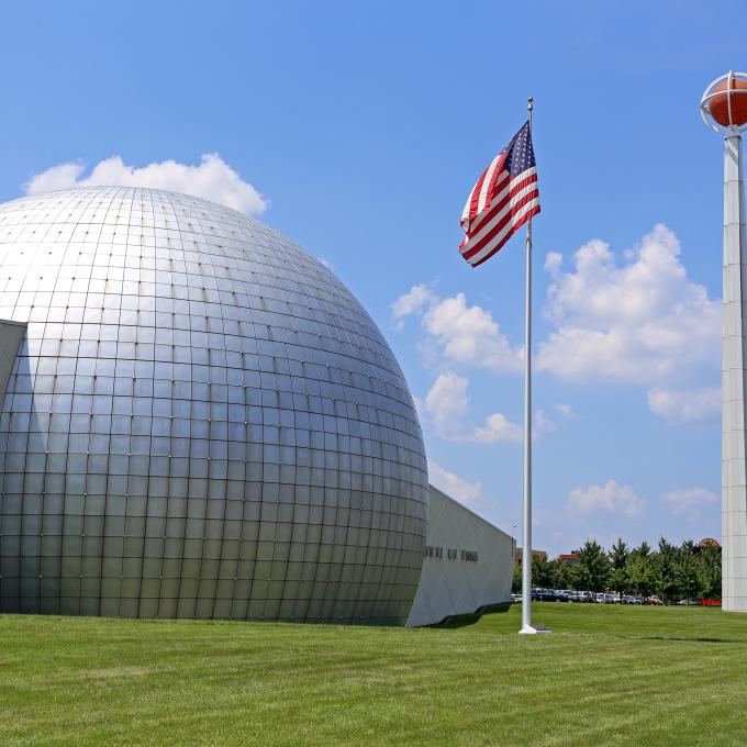 1891 年,John Naismith 在春田發明籃球運動。現可至奈史密斯籃球名人堂 (Naismith Memorial Basketball Hall of Fame) 參觀。 1891 年,John Naismith 在春田發明籃球運動。現可至奈史密斯籃球名人堂 (Naismith Memorial Basketball Hall of Fame) 參觀。