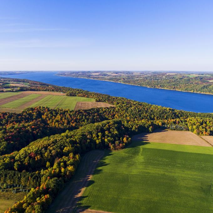 從空中欣賞紐約州斯金尼亞特雷斯湖美景