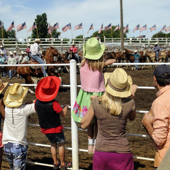 觀賞南達科他州當地的牛仔競技