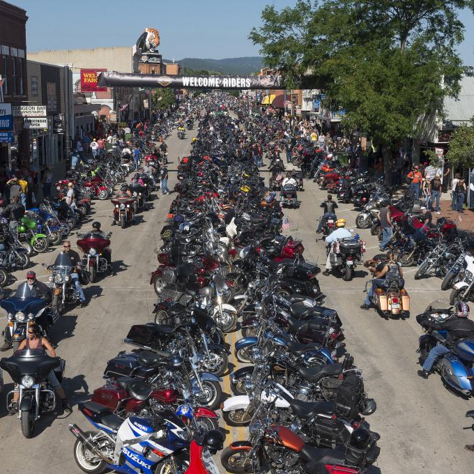 數以千計的摩托車手聚集在南達科他州的斯特吉斯摩托車大會師