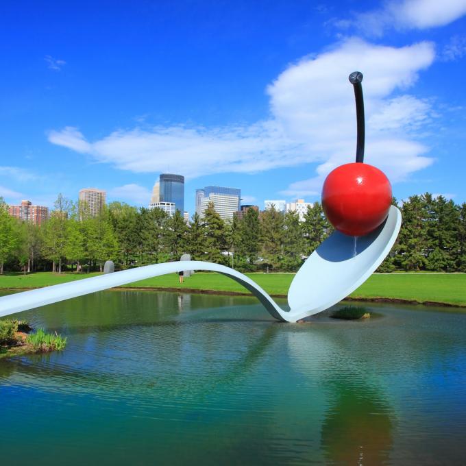 Claes Oldenburg 與 Coosje van Bruggen 2 位雕塑家攜手創作明尼阿波利斯的《勺與櫻桃》
