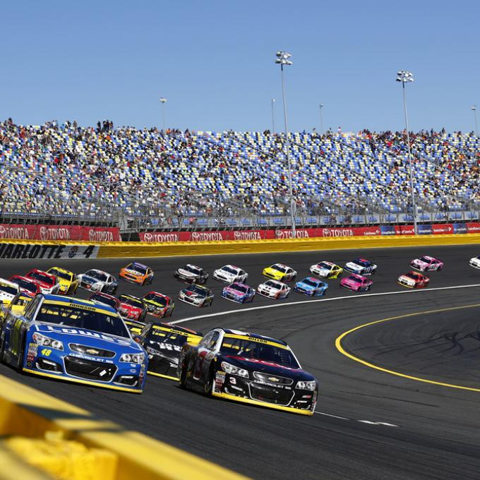 NASCAR 賽車繞著車道快速前進 NASCAR 賽車繞著車道快速前進