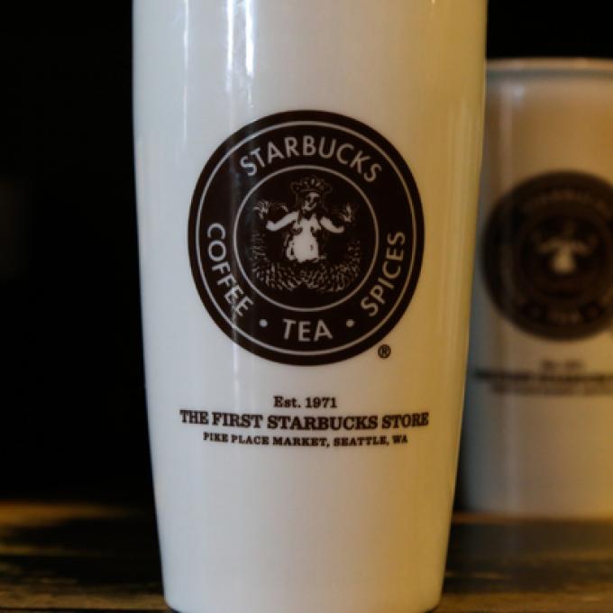 紀念杯,來自西雅圖派克市場附近的第一家星巴克。 紀念杯,來自西雅圖派克市場附近的第一家星巴克。