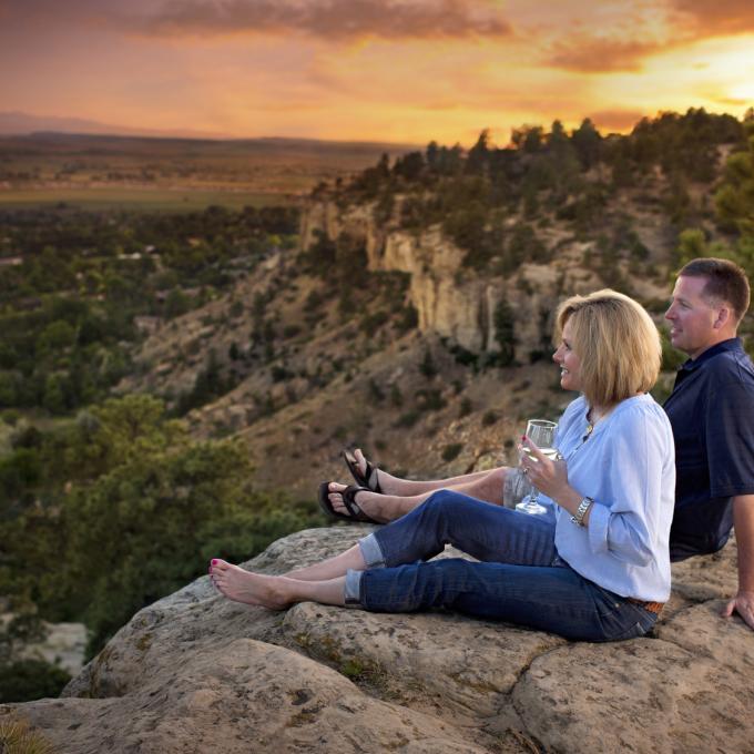 愛侶在環繞比林斯的輪石上欣賞美景 愛侶在環繞比林斯的輪石上欣賞美景