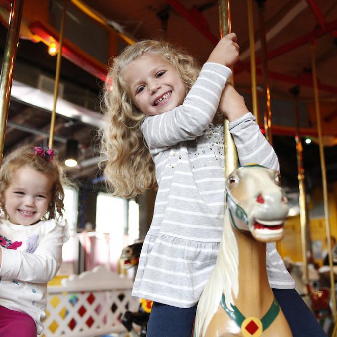 赫歇爾旋轉木馬工廠博物館中的粲然笑顏
