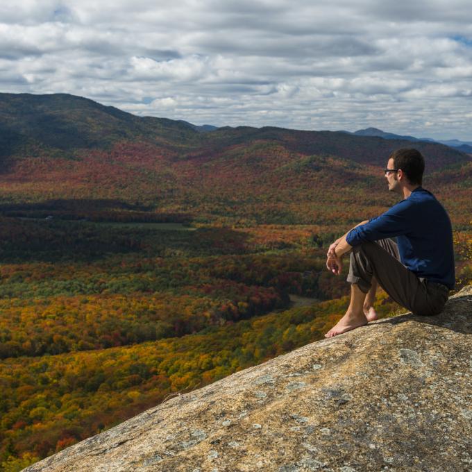 俯瞰阿迪朗達克山脈林木蓊鬱的山丘