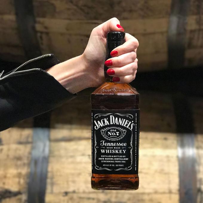 展示一瓶當地製造的傑克丹尼田納西威士忌