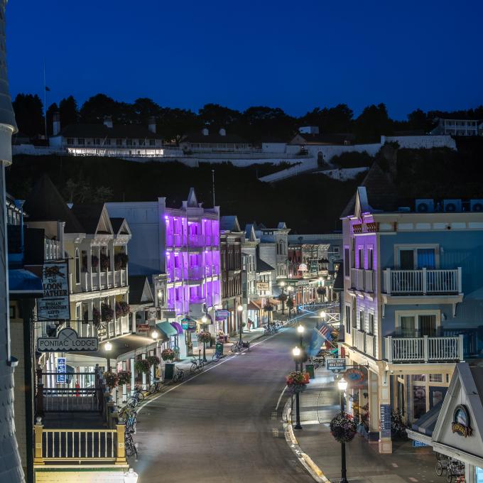 麥基諾島充滿古意的主街夜間景緻 麥基諾島充滿古意的主街夜間景緻