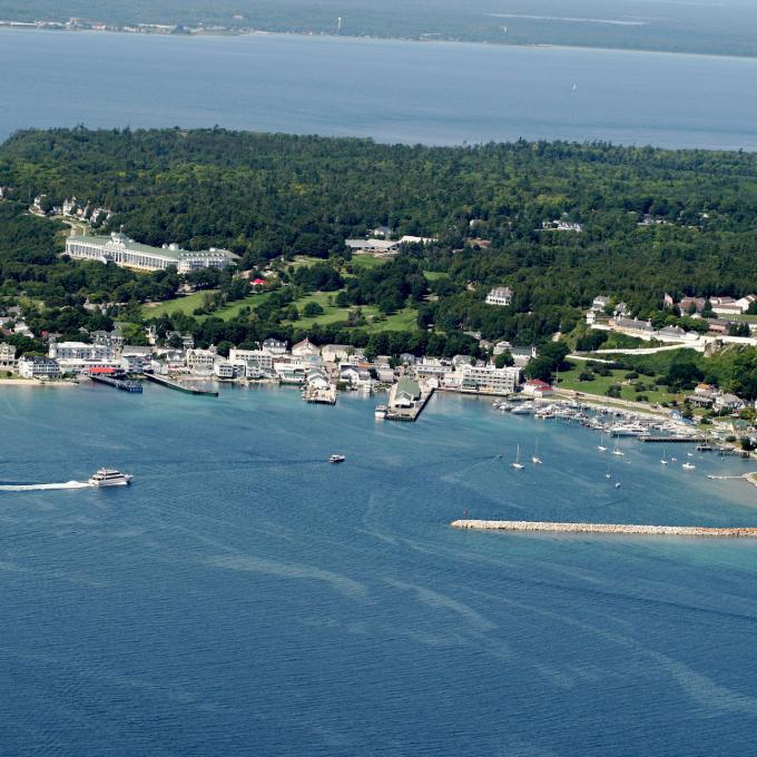 俯瞰禁止車輛行駛的麥基諾島風光 俯瞰禁止車輛行駛的麥基諾島風光
