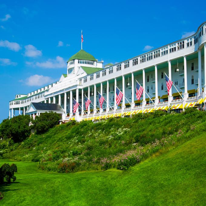 麥基諾島格蘭酒店代表性十足的前廊景色 麥基諾島格蘭酒店代表性十足的前廊景色