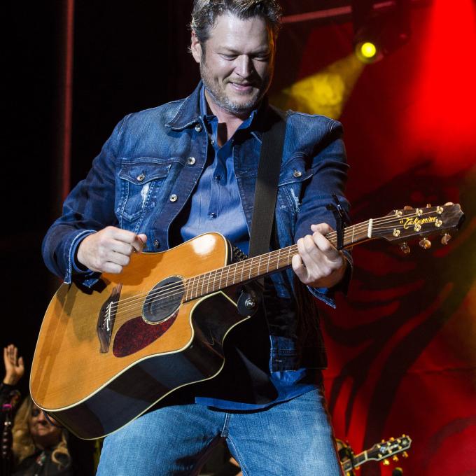 鄉村音樂表演家布雷克肖頓在他位於奧克拉荷馬州蒂肖明戈的老雷德餐廳