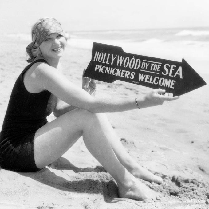 A vintage photo welcoming people to Oxnard, California A vintage photo welcoming people to Oxnard, California
