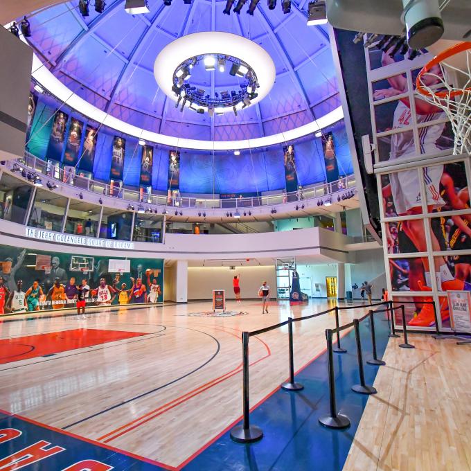 1891 年,John Naismith 在春田發明籃球運動。現可至奈史密斯籃球名人堂 (Naismith Memorial Basketball Hall of Fame) 參觀。 1891 年,John Naismith 在春田發明籃球運動。現可至奈史密斯籃球名人堂 (Naismith Memorial Basketball Hall of Fame) 參觀。