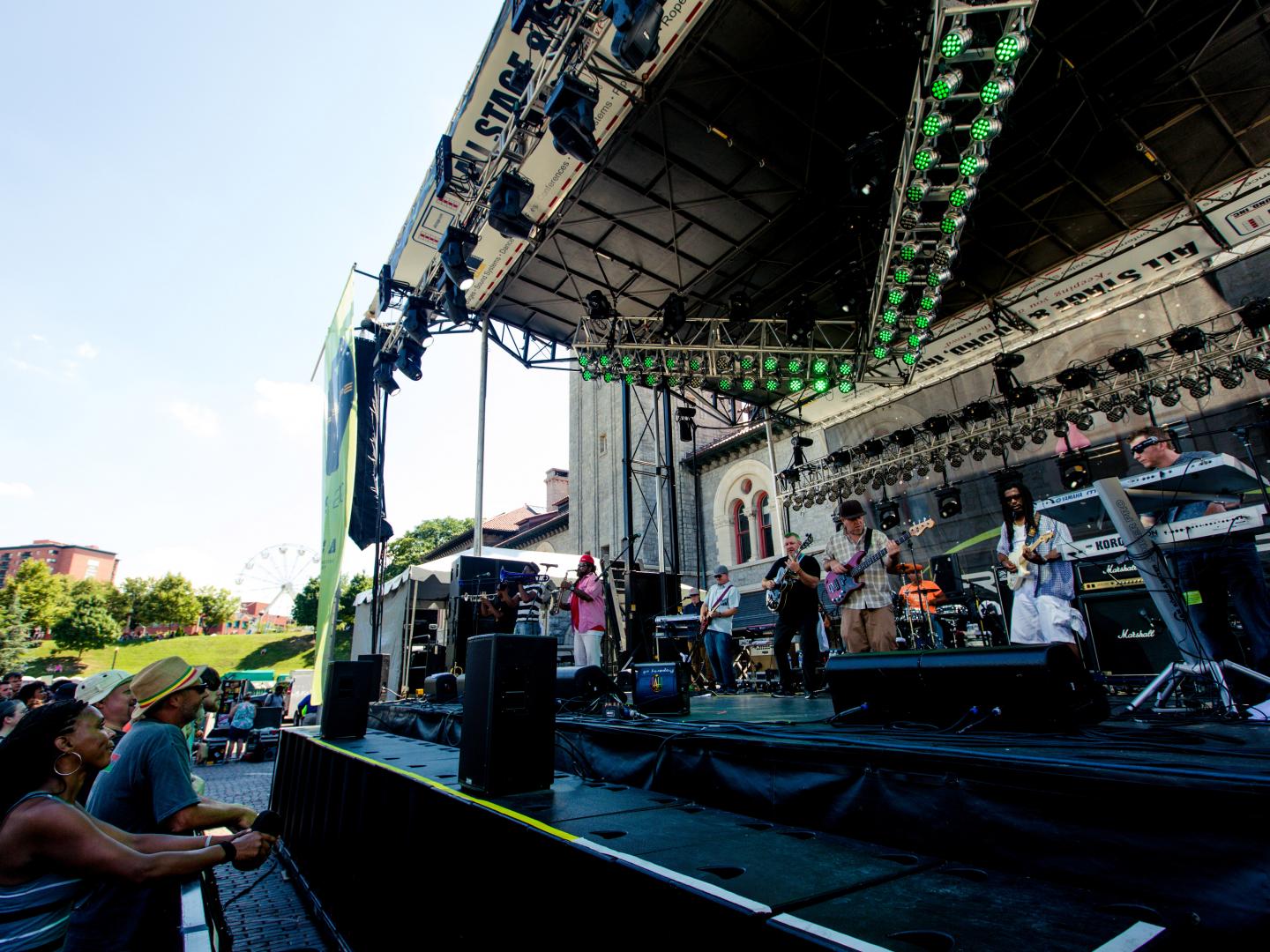 約有 350,000 人參加這場免費的公共藝術節，活動主打藝術家、時裝設計師、工藝品、攝影和戶外雕塑