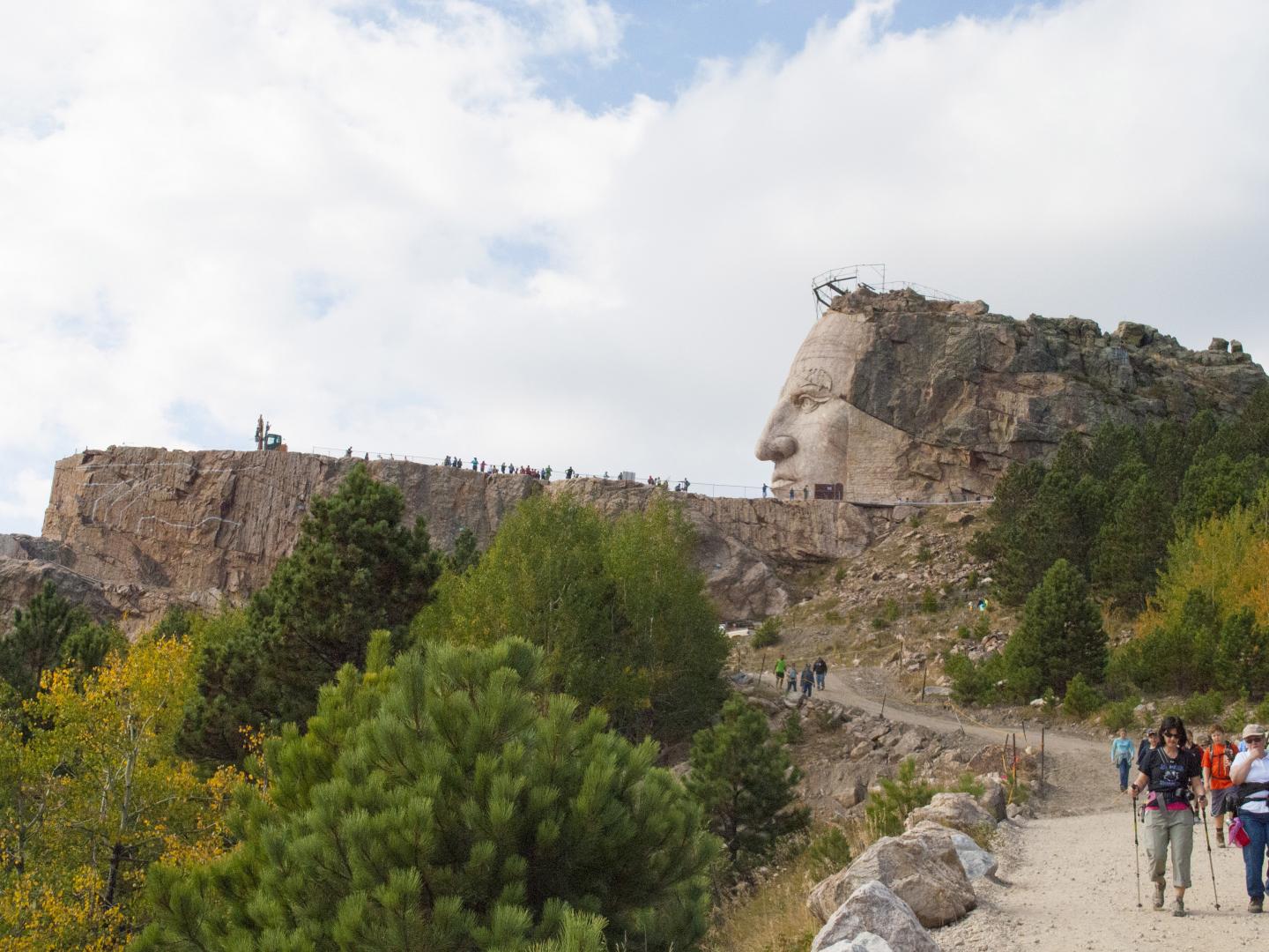 走過 10 公里的林地，去看尚在雕刻中的瘋馬酋長紀念雕像