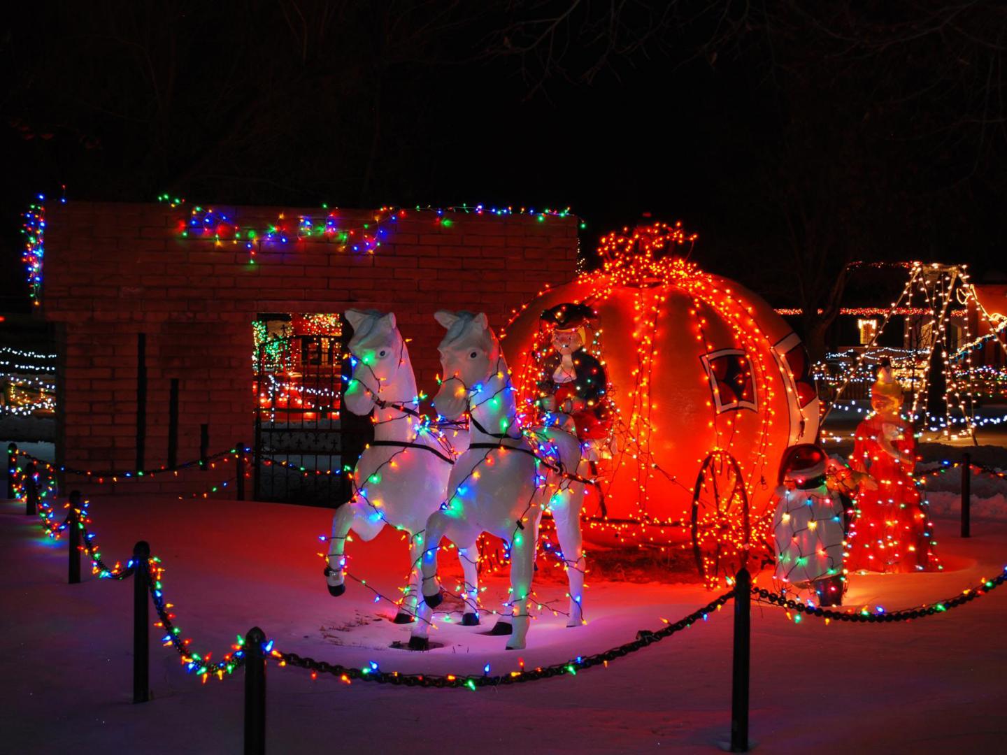 「故事書島」兒童主題樂園展示的魔法假期燈飾
