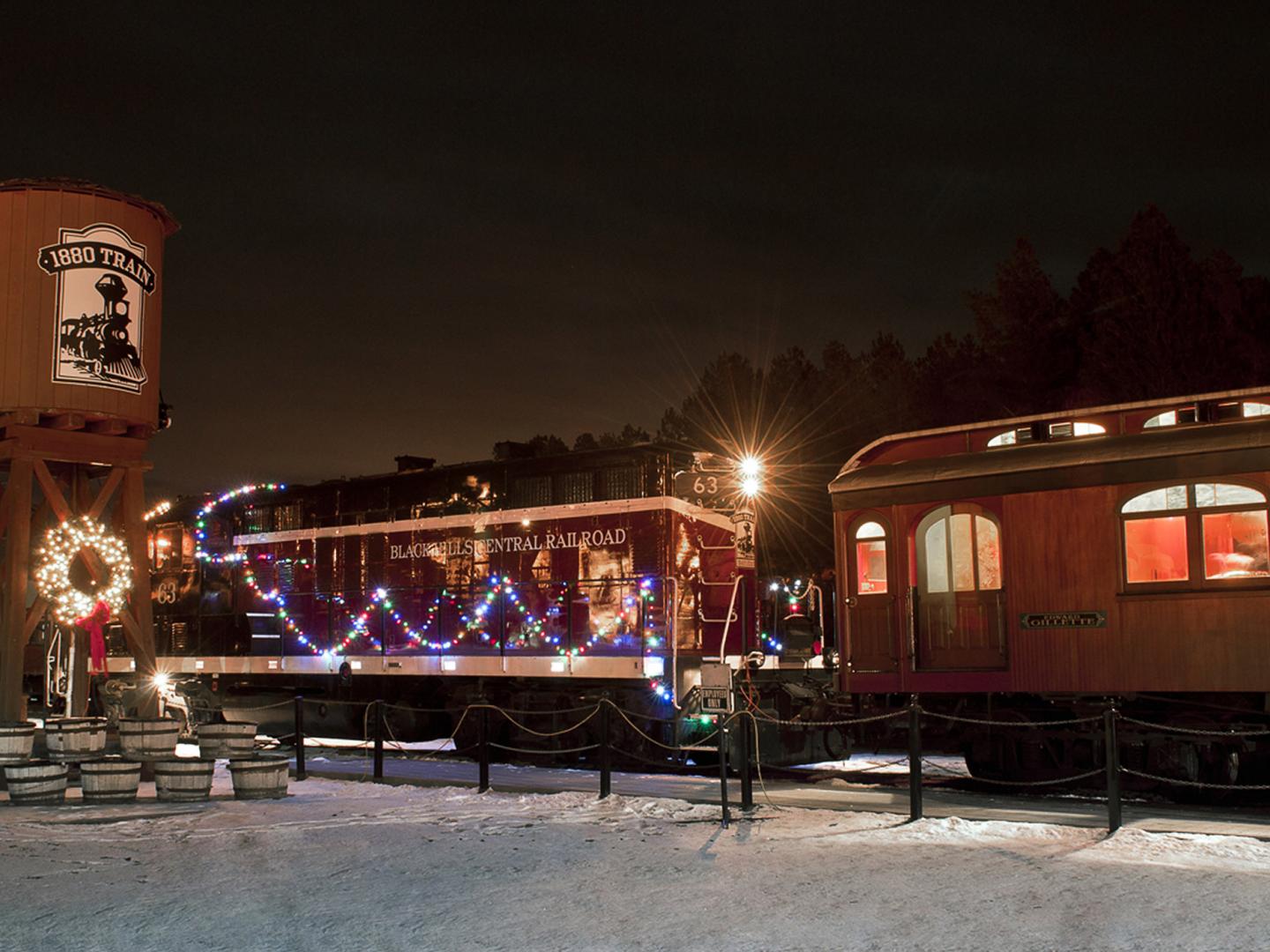 為佳節裝點燈飾的 1880 假日特快號列車