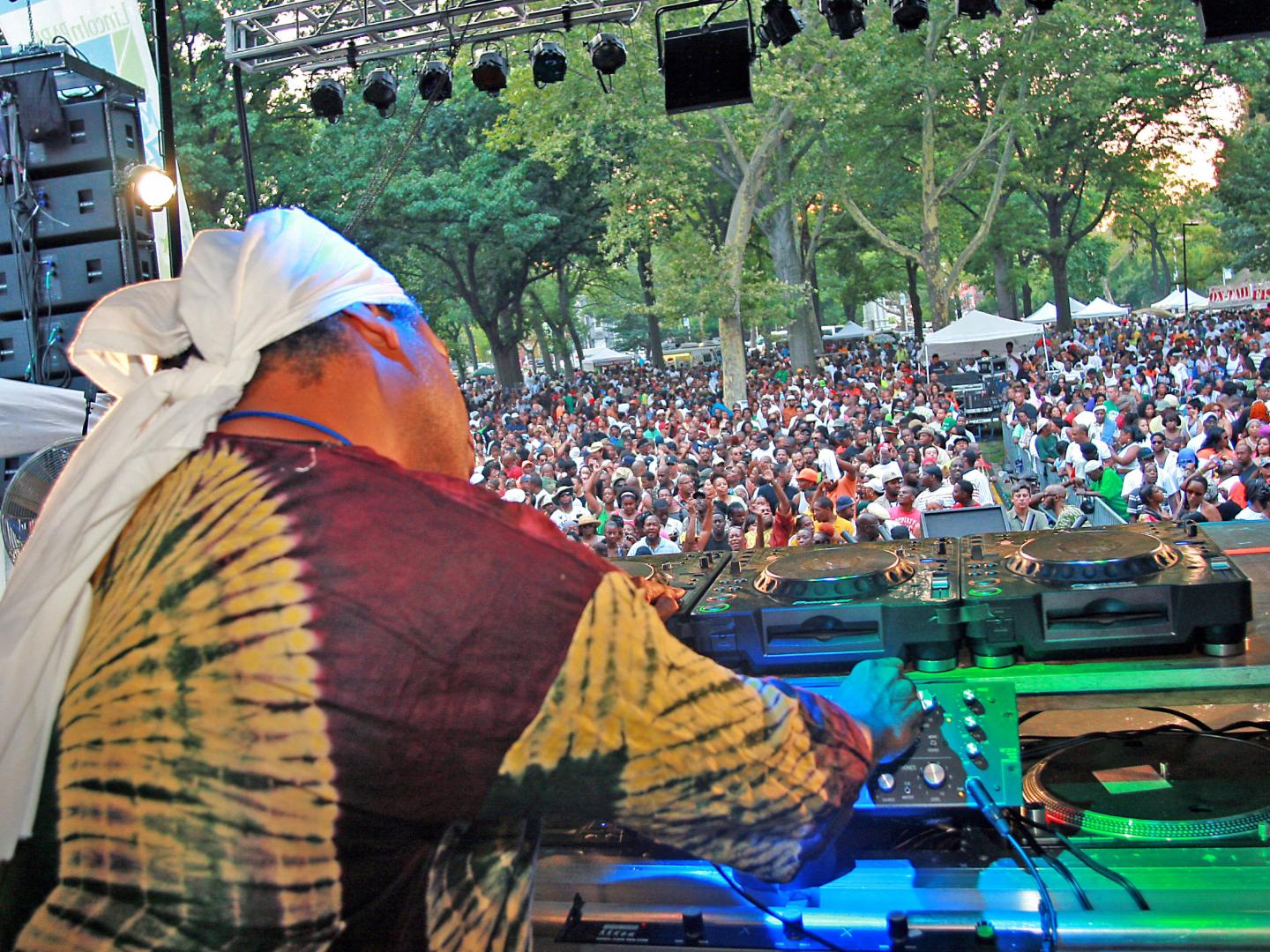 林肯公園音樂節的跳舞日時，DJ 讓人群動起來
